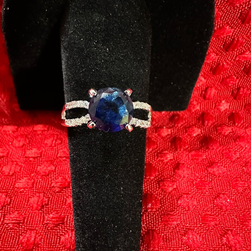 Costume Jewelry Ring. Size 8.